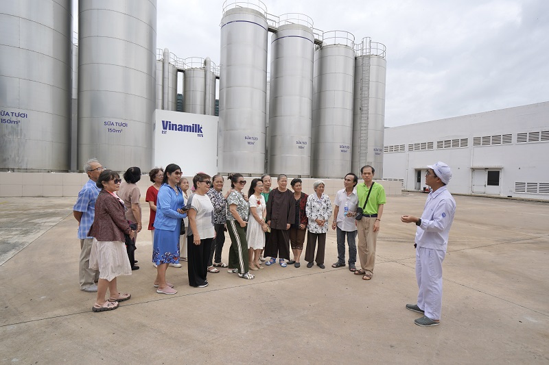 CLB Sức khỏe người cao tuổi TP HCM tham quan nhà máy sữa lớn nhất của Vinamilk