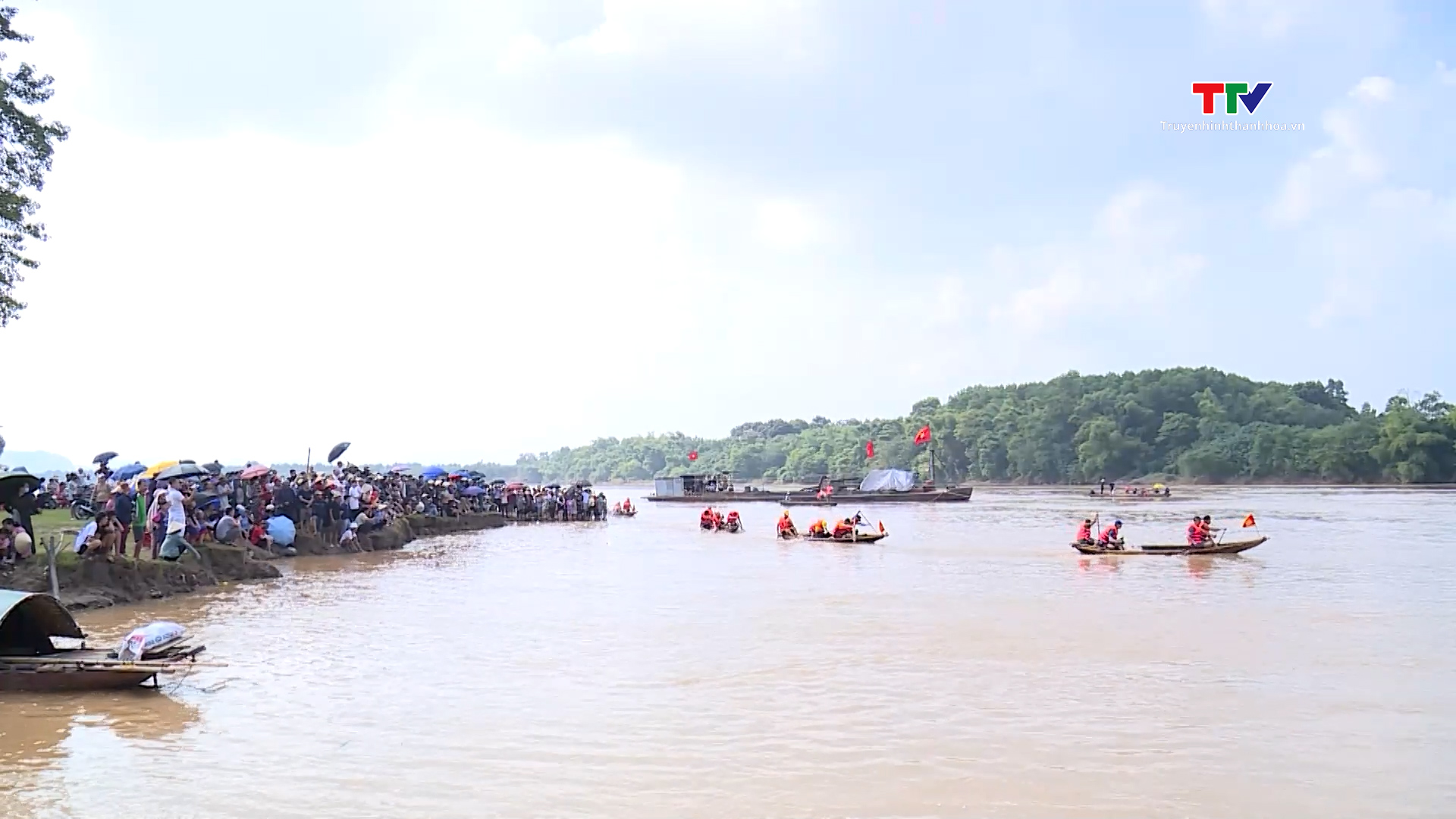 Lễ hội đua thuyền truyền thống ở Vĩnh Lộc- Ảnh 3. Lễ hội đua thuyền truyền thống ở Vĩnh Lộc- Ảnh 3.
