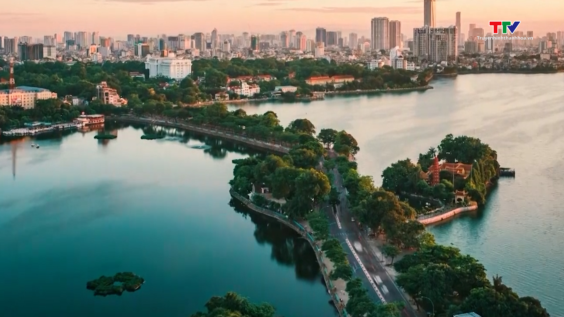 Việt Nam ghi dấu ấn mạnh mẽ trên bản đồ du lịch toàn cầu- Ảnh 1. Việt Nam ghi dấu ấn mạnh mẽ trên bản đồ du lịch toàn cầu- Ảnh 1.